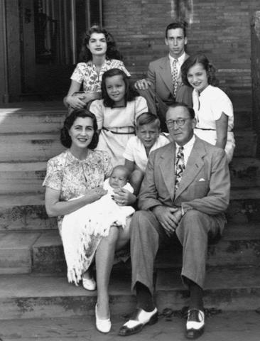 JKO563P. The Auchinchloss family, 1946